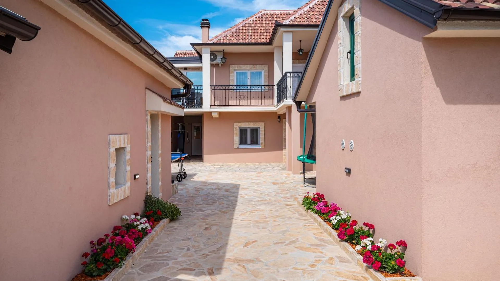 Atraktivna Villa Lana S Dva Bazena Dusic