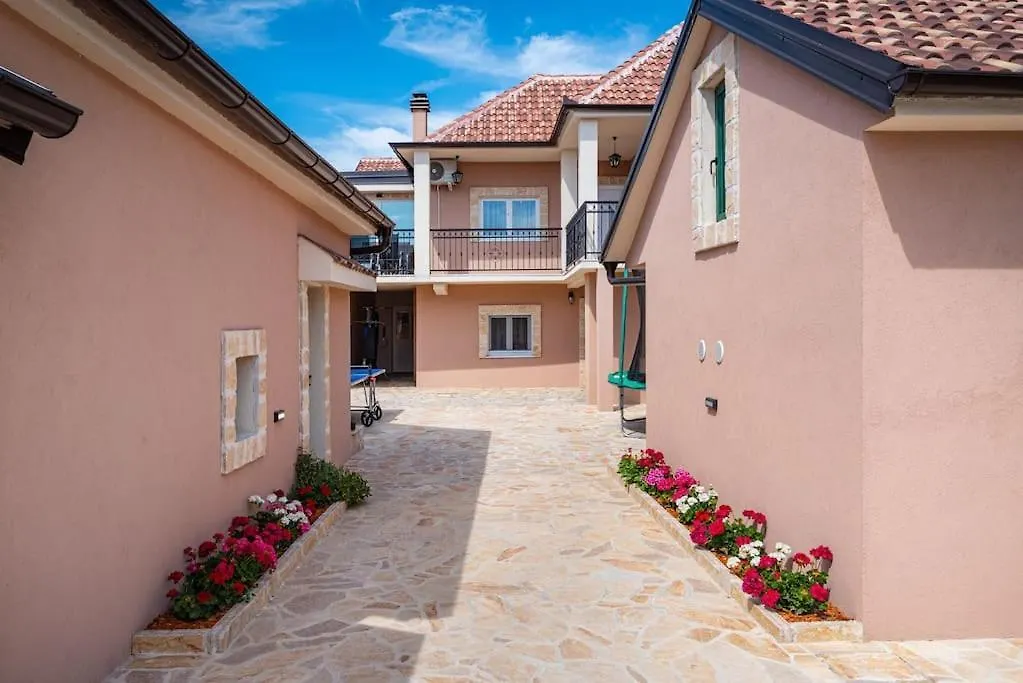 Atraktivna Villa Lana S Dva Bazena Dusic Croatia