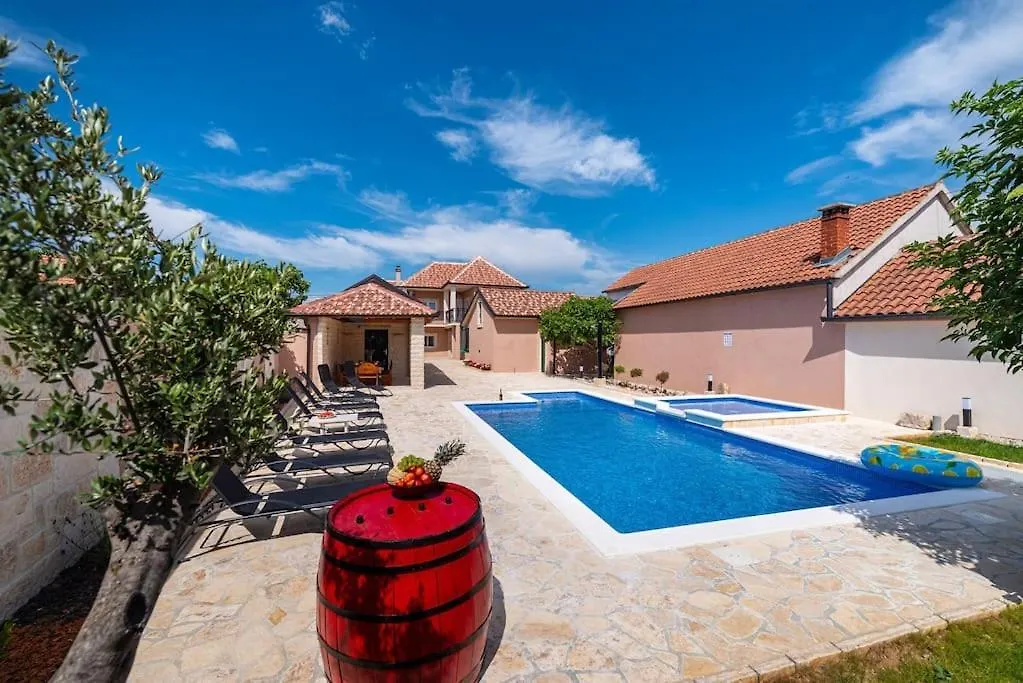 Atraktivna Villa Lana S Dva Bazena Dusic Croatia